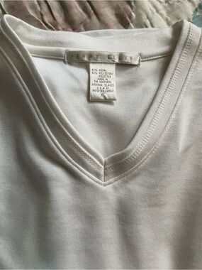 NWOT Perry Ellis White V-Neck Classy TShirt